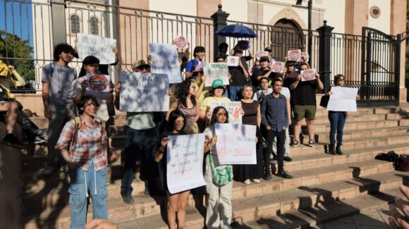 Se manifiestan contra el gobierno y concesionarios en Catedral de Culiacán, Sinaloa por ‘Tarifazo’ del transporte público