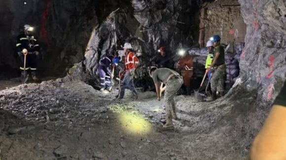 Mantienen la extracción de agua con electrobomba para rescate de los tres mineros en El Rosario, Sinaloa