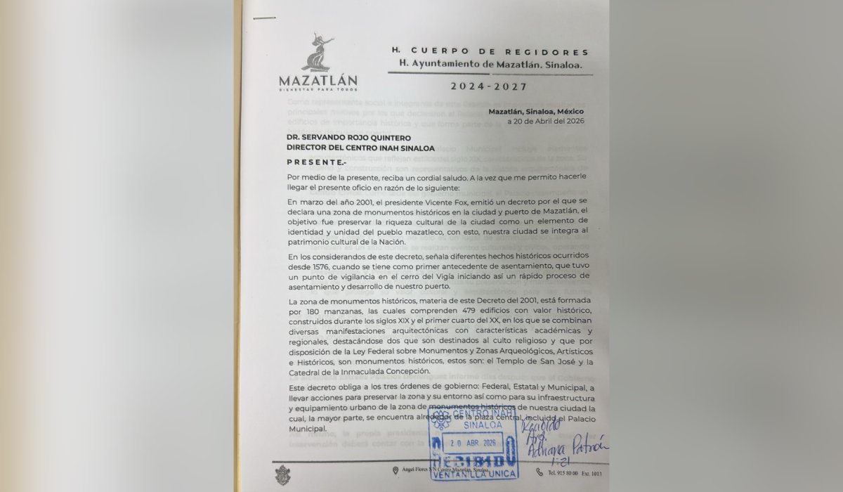 Maribel Chollet le entrega documento al INAH