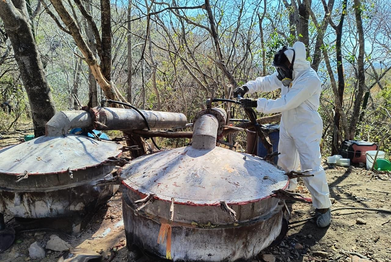 Personal de la Marina desmantela laboratorio clandestino en Cosalá