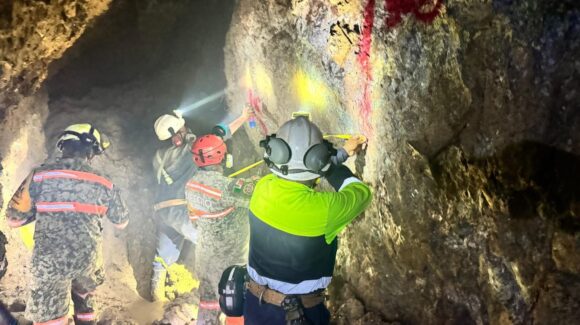 De madrugada retiran material y avanzan en búsqueda del último minero atrapado en mina Santa Fe en Rosario, Sinaloa