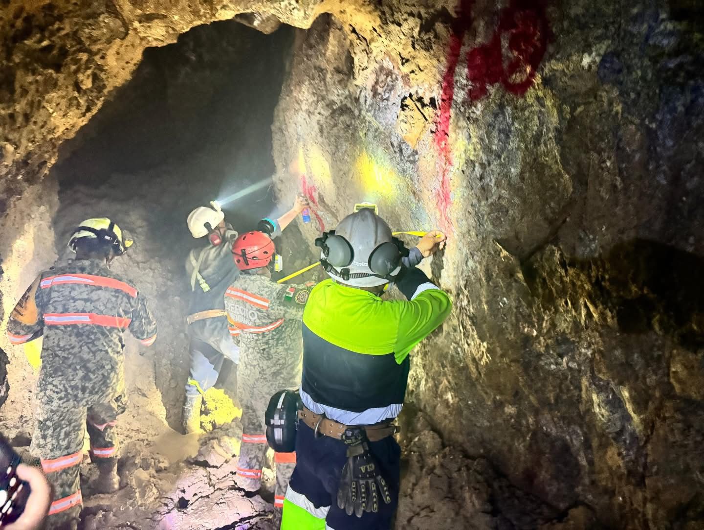 Trabajos de rescate de minero atrapado