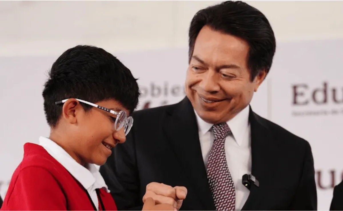 Mario Delgado en entrega de lentes gratuitos a estudiante
