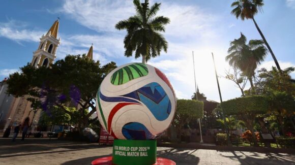 Mazatlán, Sinaloa, se mete al juego mundialista con nuevo parador, un balón gigante en la Plazuela República