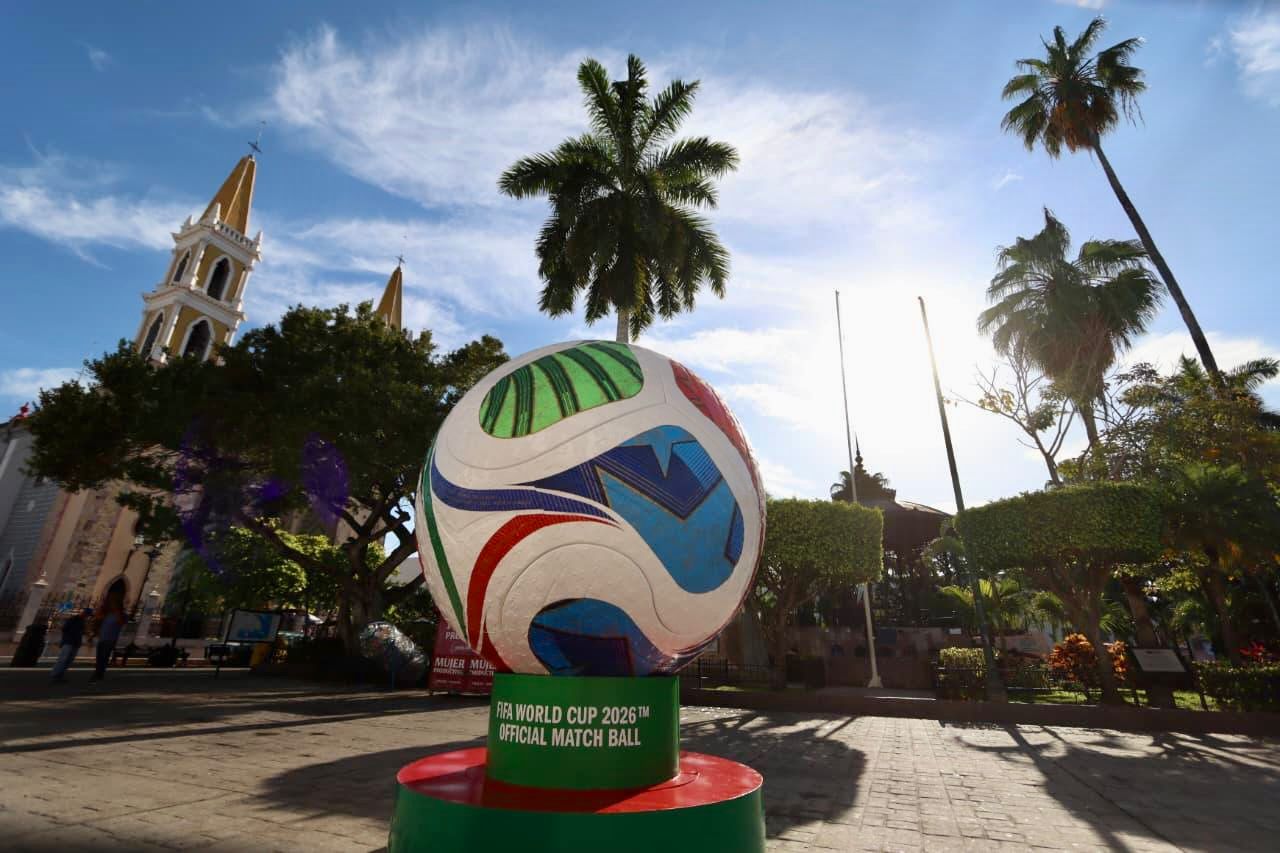 Mazatlán, Sinaloa, se mete al juego mundialista con nuevo parador, un balón gigante en la Plazuela República