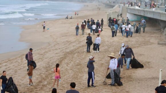 Mazatlán, Sinaloa se pone manos a la obra; retiran más de 44 mil costales de basura en limpieza de playa este sábado