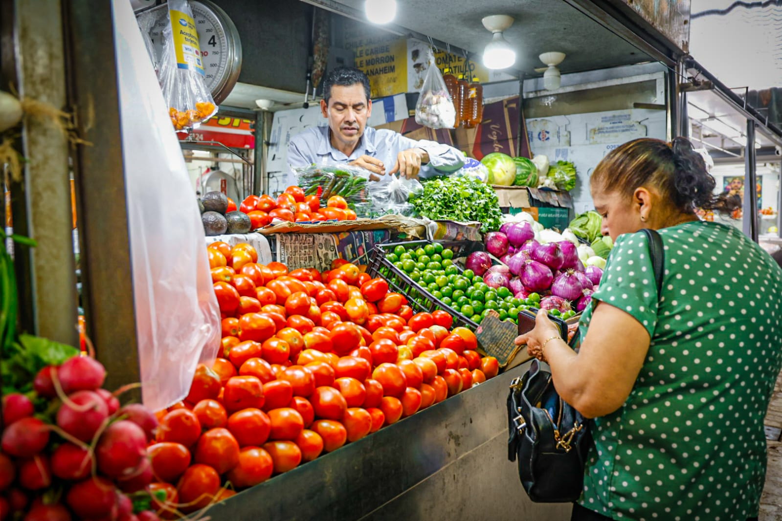 Mujer comprando en mercado