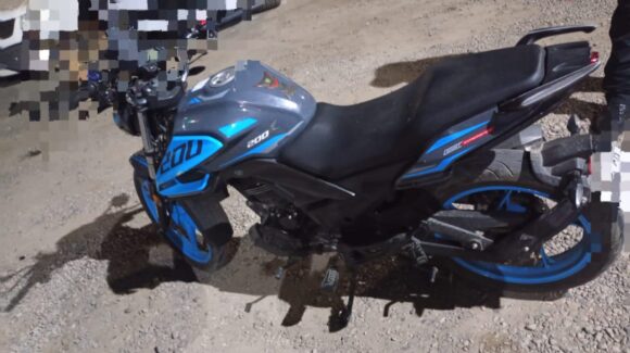 Motocicleta con reporte de robo es recuperada en plaza comercial al norte de Mazatlán, Sinaloa