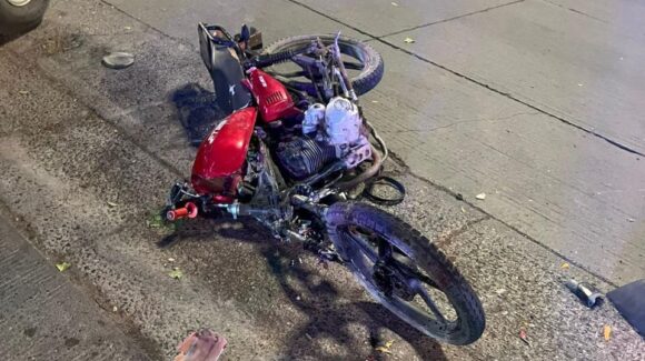 Adolescente resulta lesionado tras choque en el centro de Guasave, Sinaloa; el presunto responsable huyó