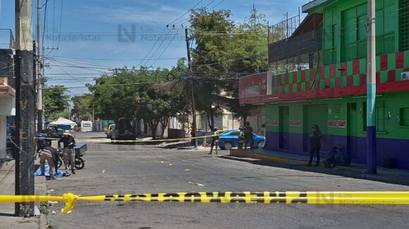 Ejecutan a un motociclista frente a un bar del Centro de Culiacán, Sinaloa
