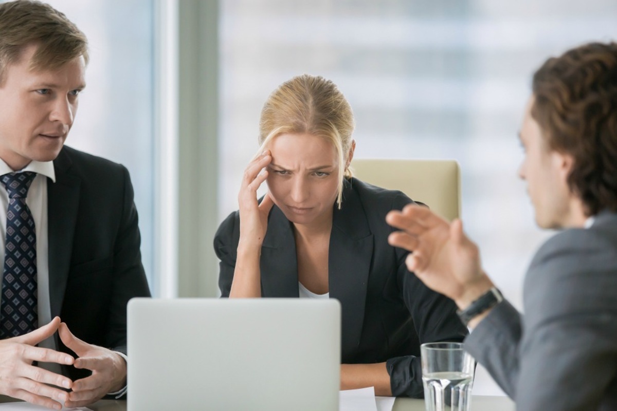 Mujer con compañeros de trabajo aplicando el bropiating