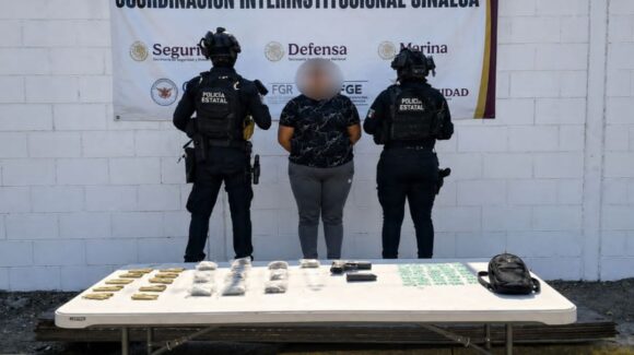 ¡Trató de huir! Una mujer armada y con droga queda detenida tras persecución de militares en Montebello, Culiacán