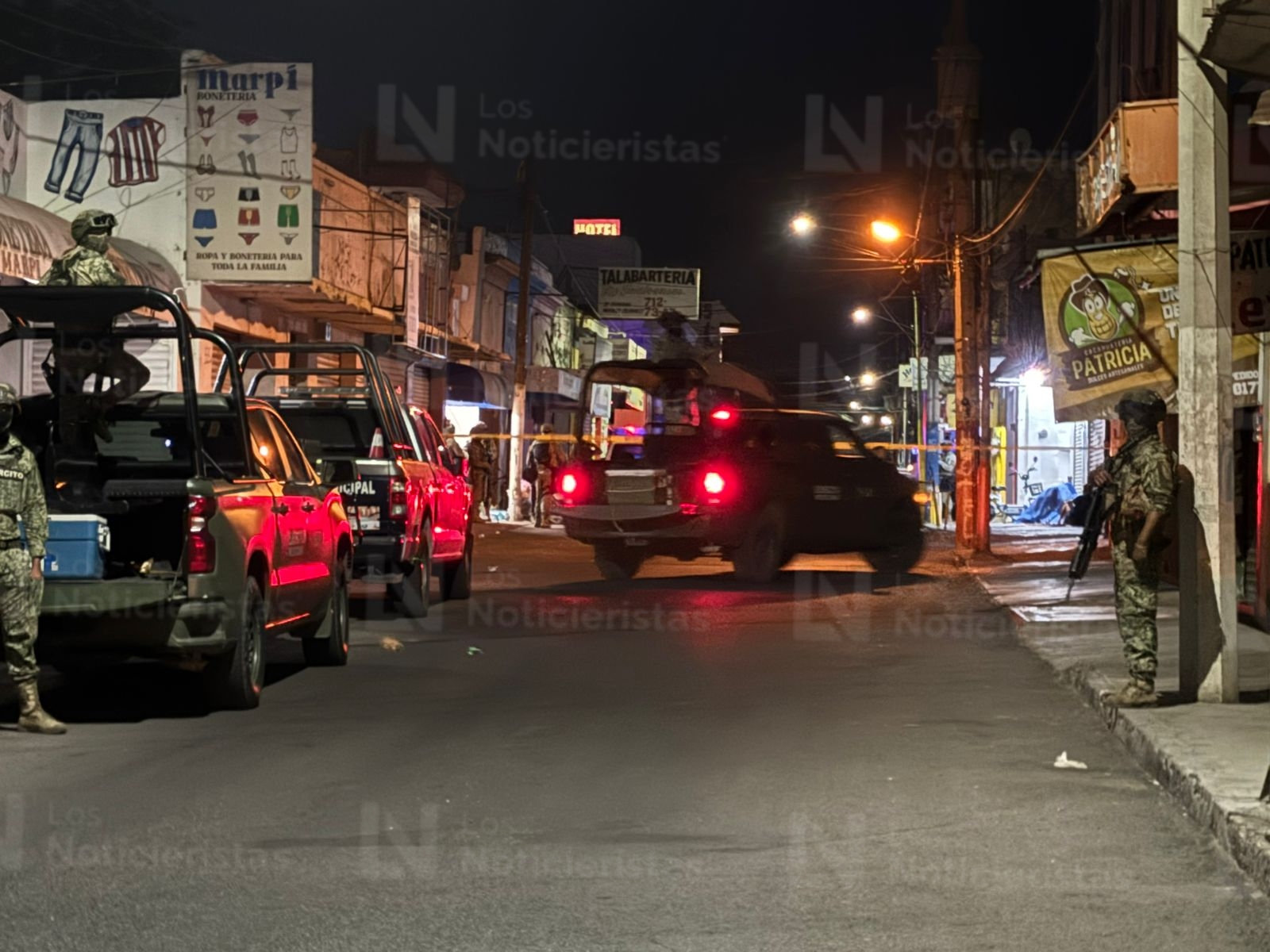 Autoridades arriban al Centro de Culiacán, Sinaloa, lugar donde ejecutaron a cuatro mujeres