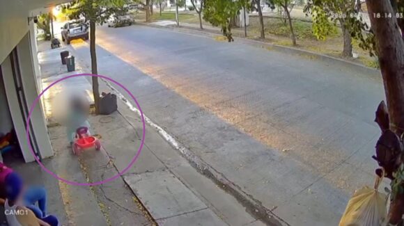 VIDEO | Familia es sorprendida por los balazos, durante el ataque contra el tránsito municipal Jesus Felipe, asesinado en Cedros, Culiacán