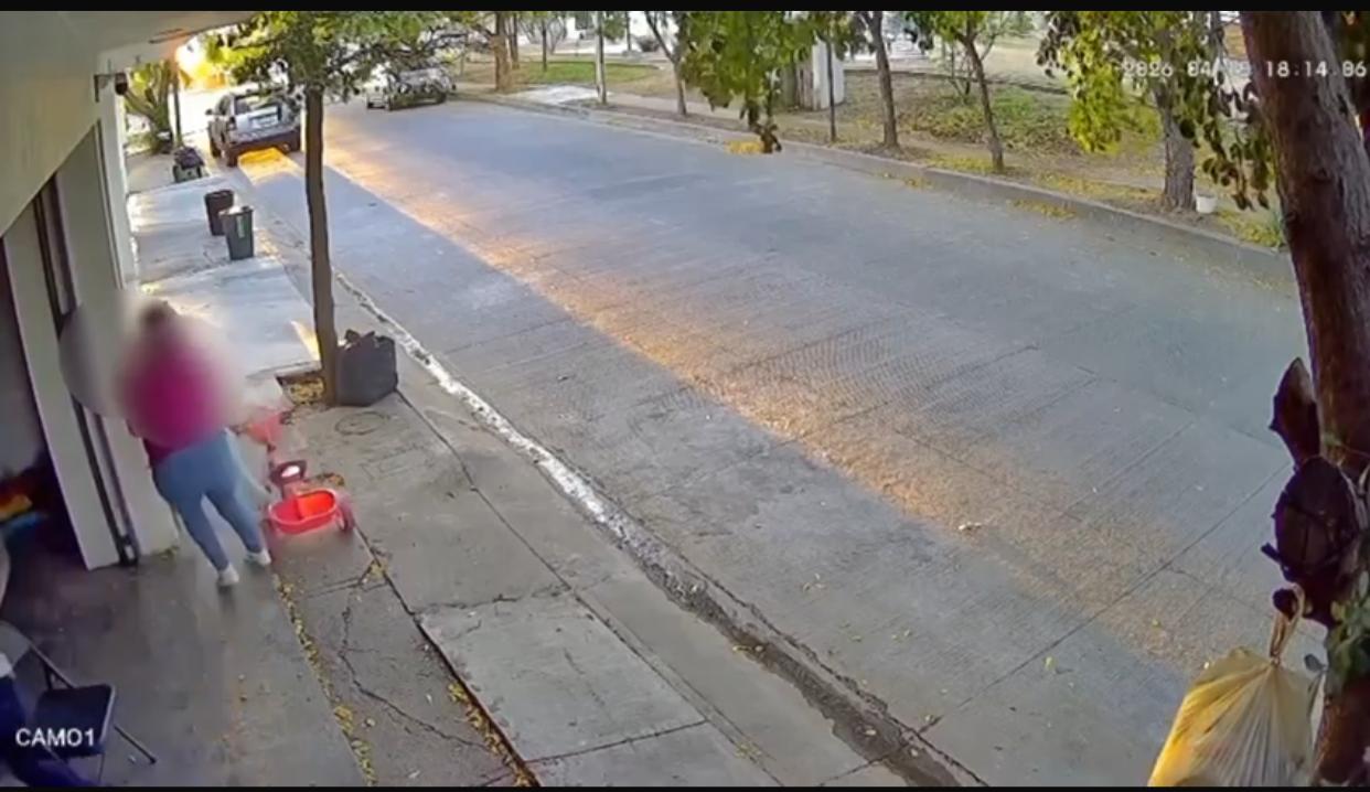 Familia es sorprendida por los balazos, durante el ataque contra el tránsito municipal en Cedros, Culiacán