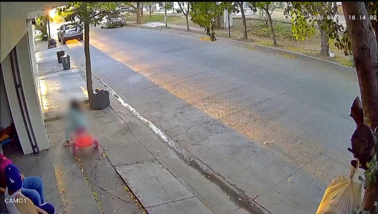 Familia es sorprendida por los balazos, durante el ataque contra el tránsito municipal en Cedros, Culiacán
