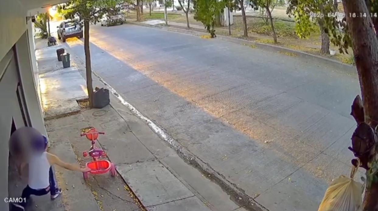 Familia es sorprendida por los balazos, durante el ataque contra el tránsito municipal en Cedros, Culiacán