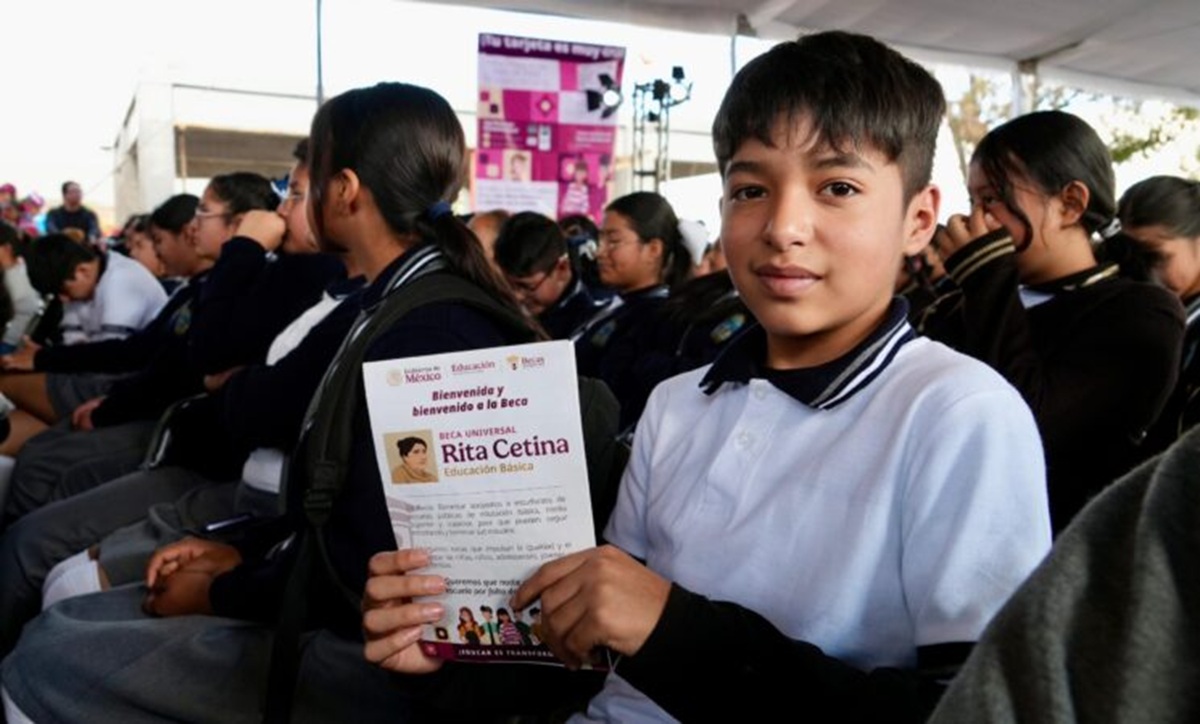 Estudiante con un folleto de la Beca Rita Cetina