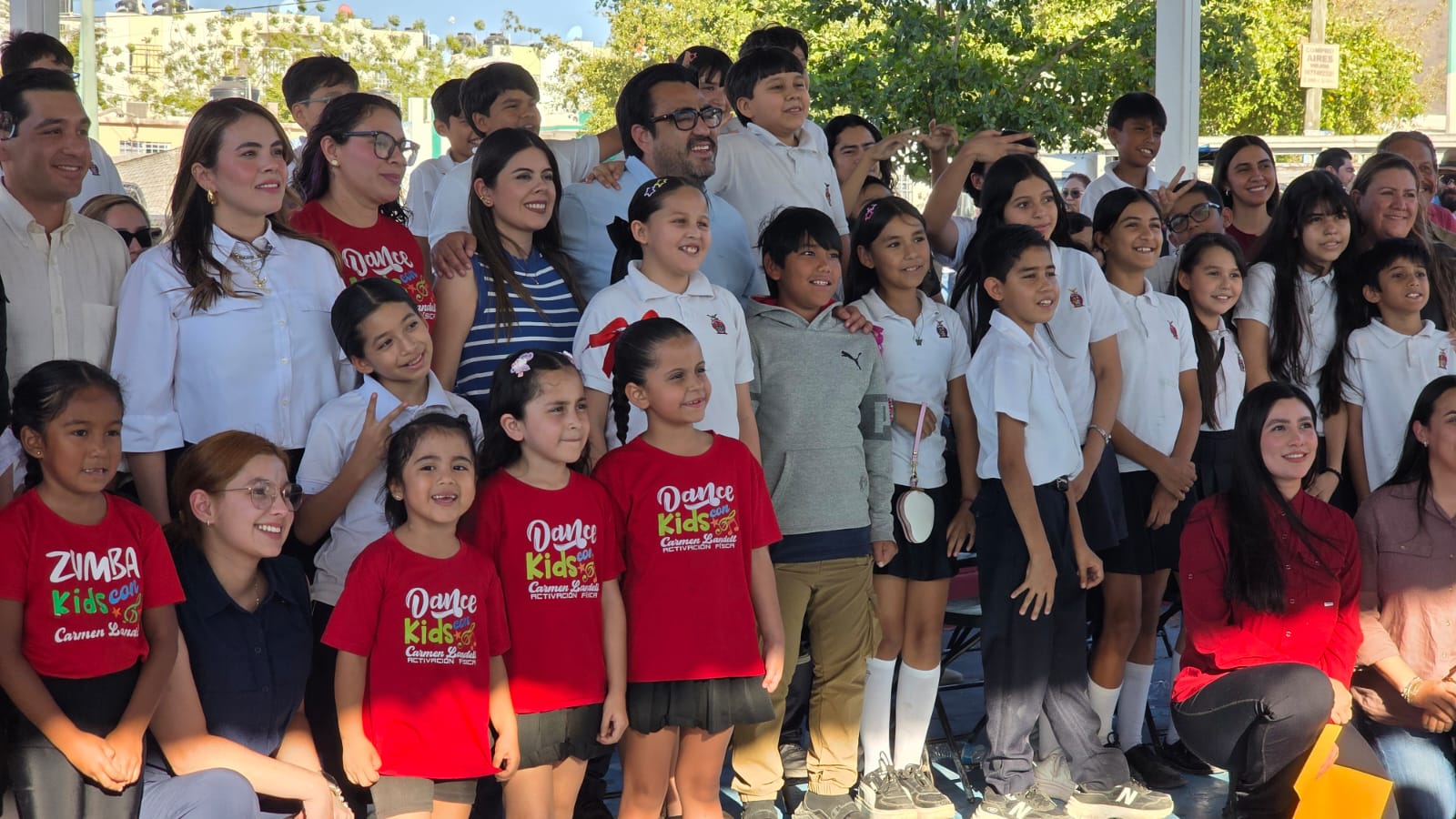 Gámez Mendívil inaugura techumbre en Alturas del Sur