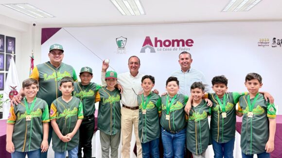 Niños campeones que representarán a México en la Pony League visitan al presidente municipal en Ahome