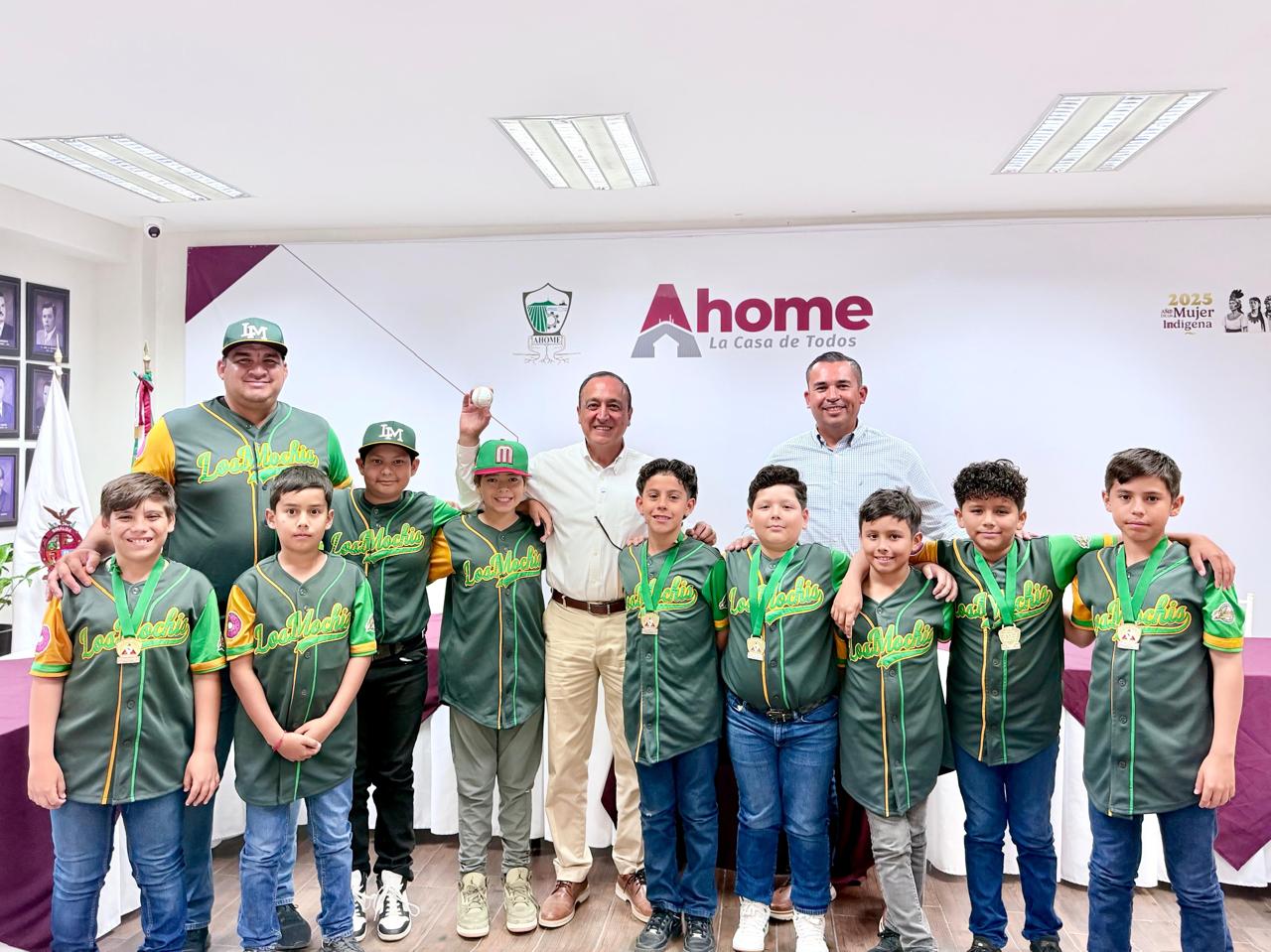 Niños de la categoría 10 Única de la Liga de Beisbol de Ahome con Antonio Menéndez de Llano Bermúdez