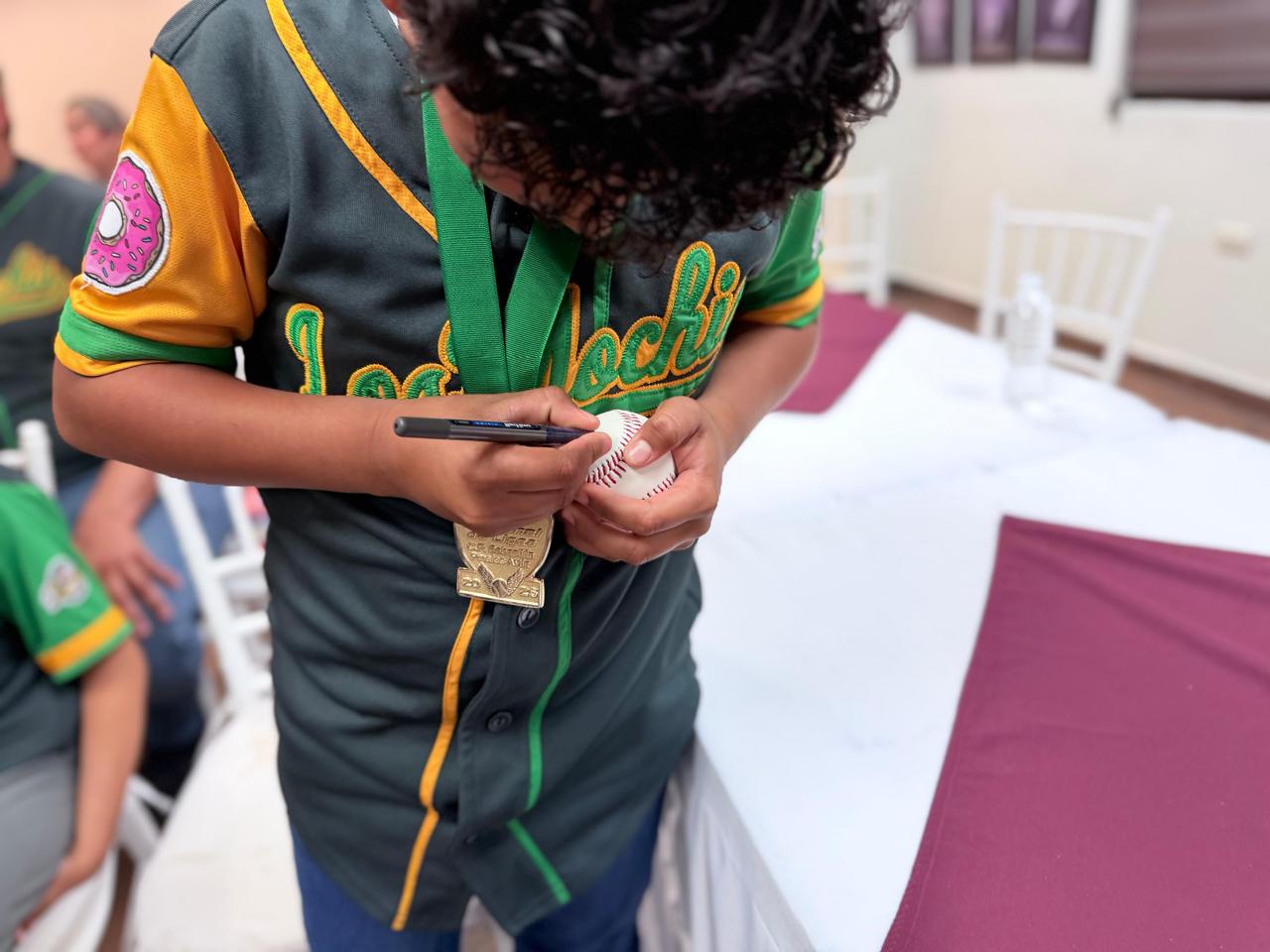 Niños de la categoría 10 Única de la Liga de Beisbol de Ahome con Antonio Menéndez de Llano Bermúdez