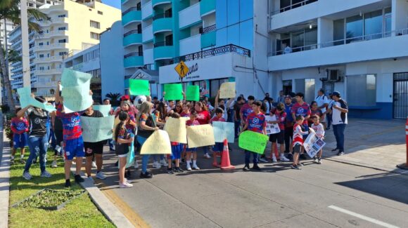 Se manifiestan ante la FGR en Mazatlán, Sinaloa, por dos profesores deportivos arrestados; ‘es una confusión’, declaran familiares y amigos