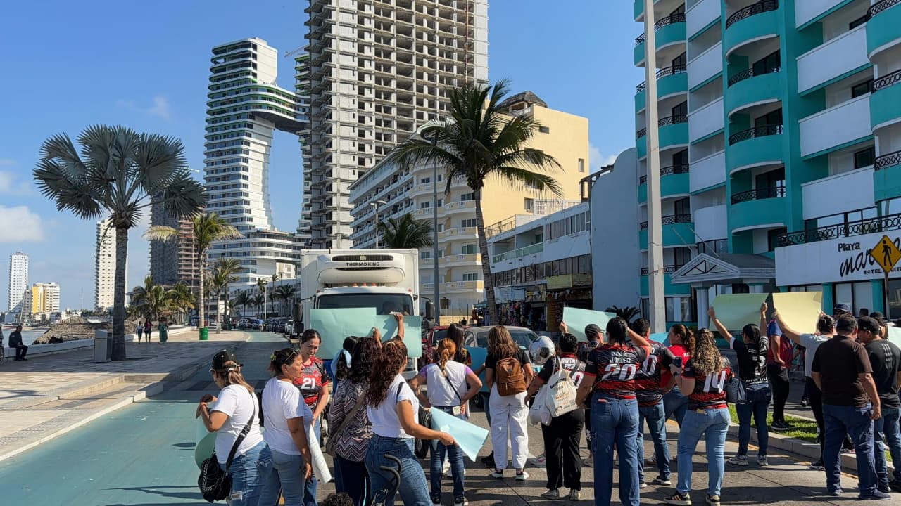 niños y adultos se manifiestaron en mazatlan sinaloa en apoyo a dos profesores deportivos detenidos