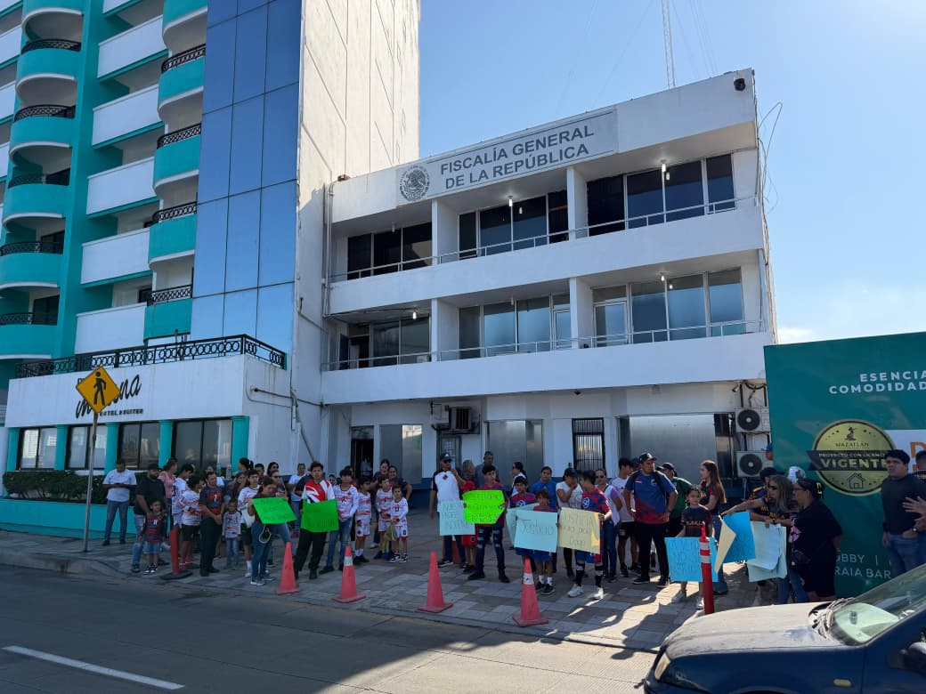 niños y adultos se manifiestaron en mazatlan sinaloa en apoyo a dos profesores deportivos detenidos