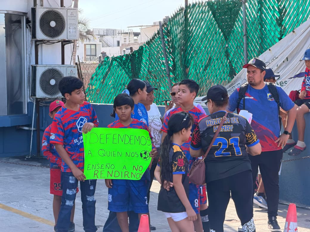 niños y adultos se manifiestaron en mazatlan sinaloa en apoyo a dos profesores deportivos detenidos