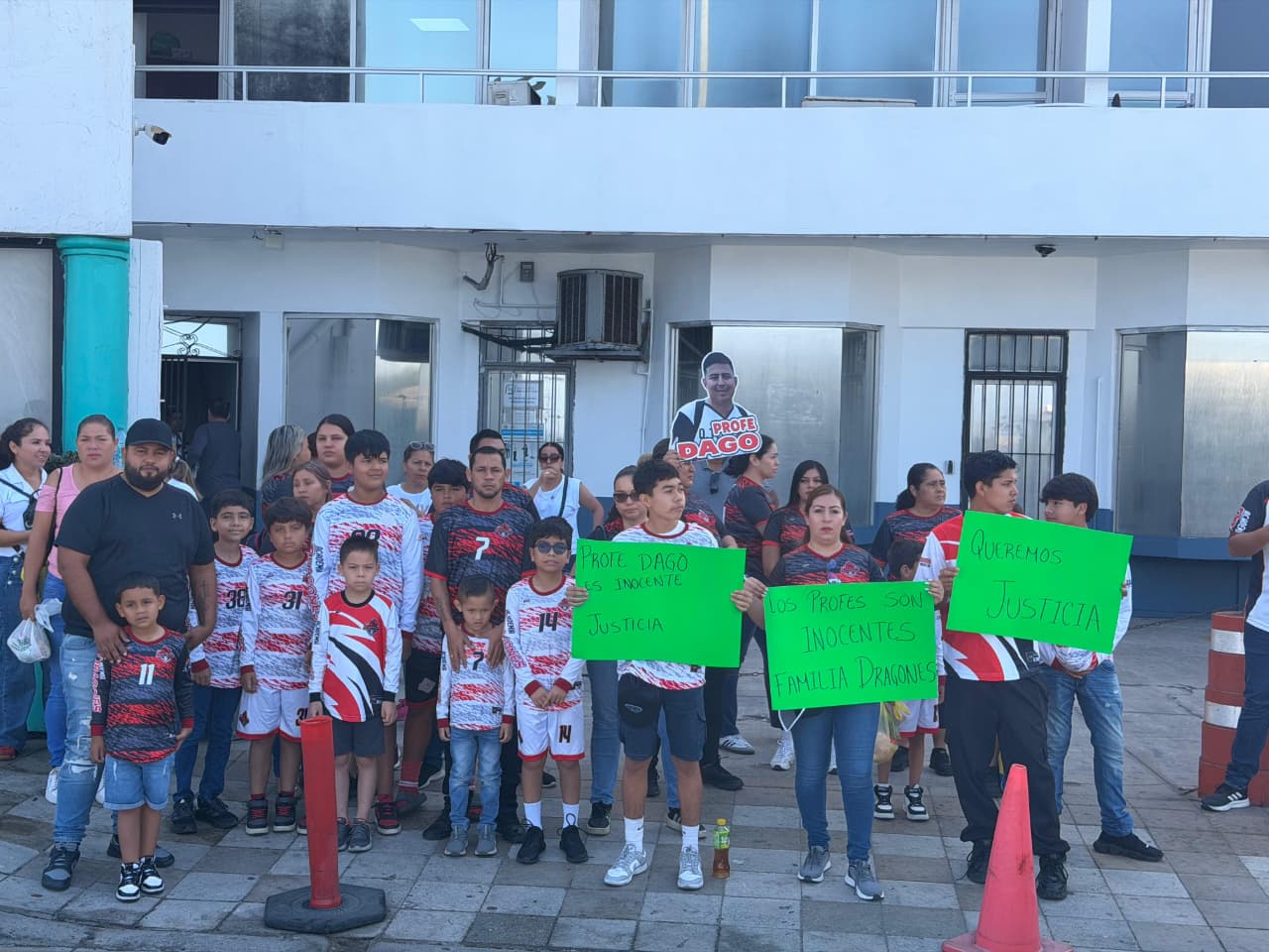 niños y adultos se manifiestaron en mazatlan sinaloa en apoyo a dos profesores deportivos detenidos