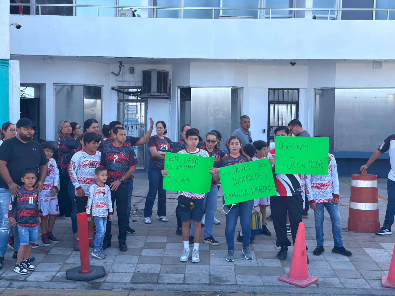 niños y adultos se manifiestaron en mazatlan sinaloa en apoyo a dos profesores deportivos detenidos