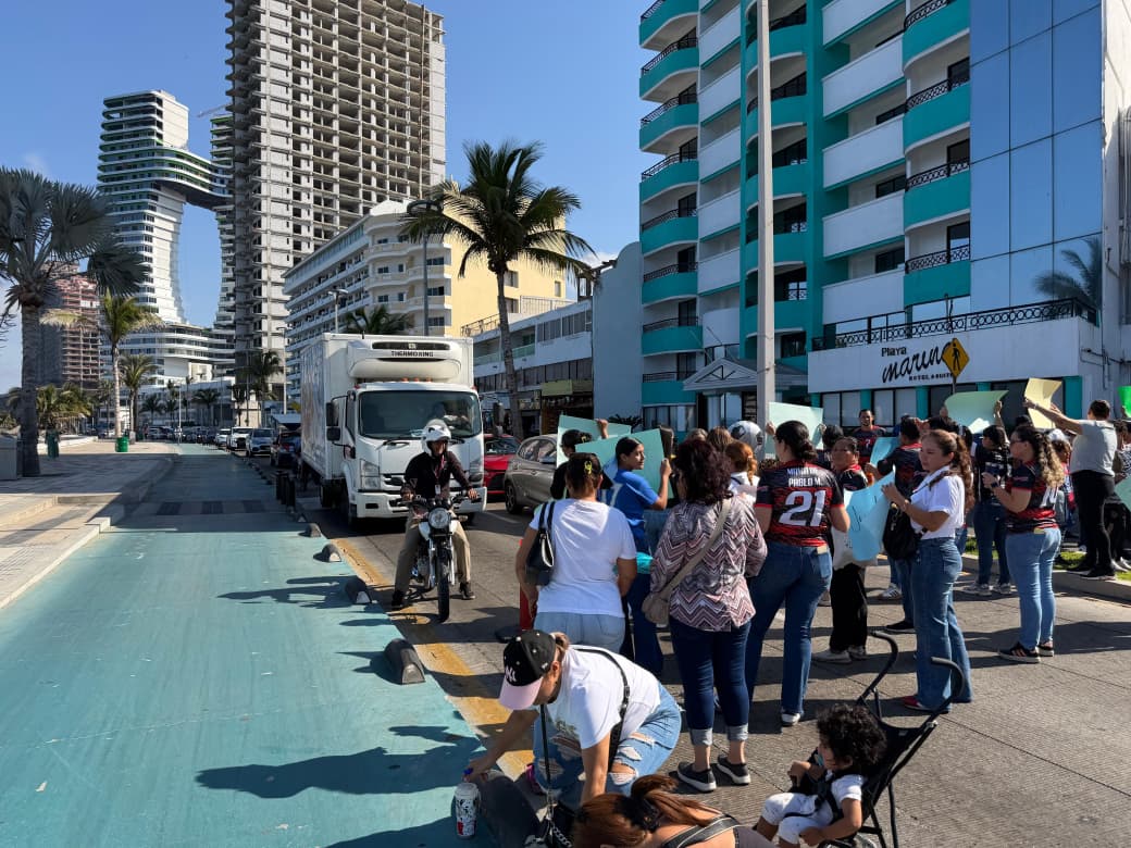 niños y adultos se manifiestaron en mazatlan sinaloa en apoyo a dos profesores deportivos detenidos