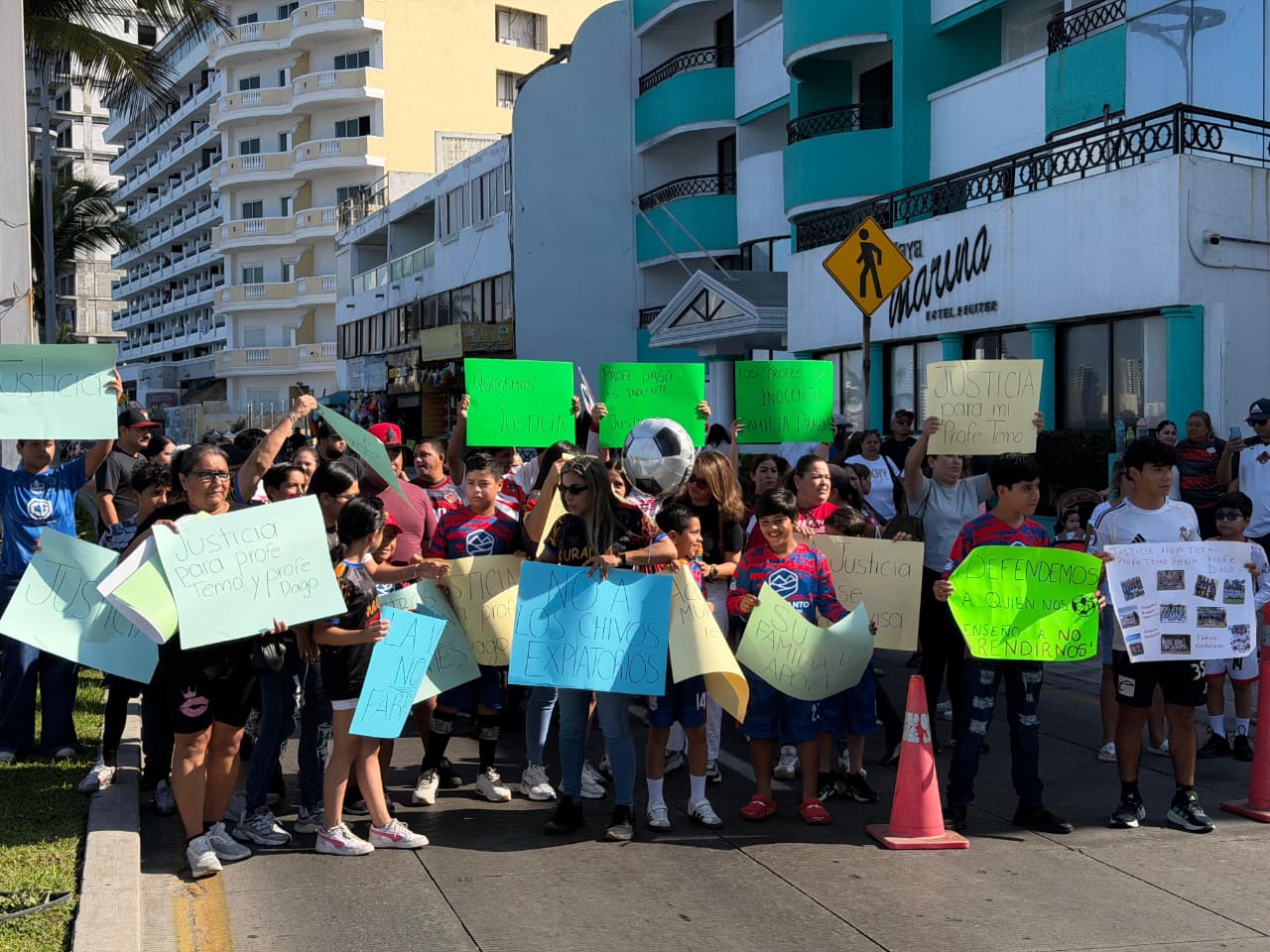 niños y adultos se manifiestaron en mazatlan sinaloa en apoyo a dos profesores deportivos detenidos