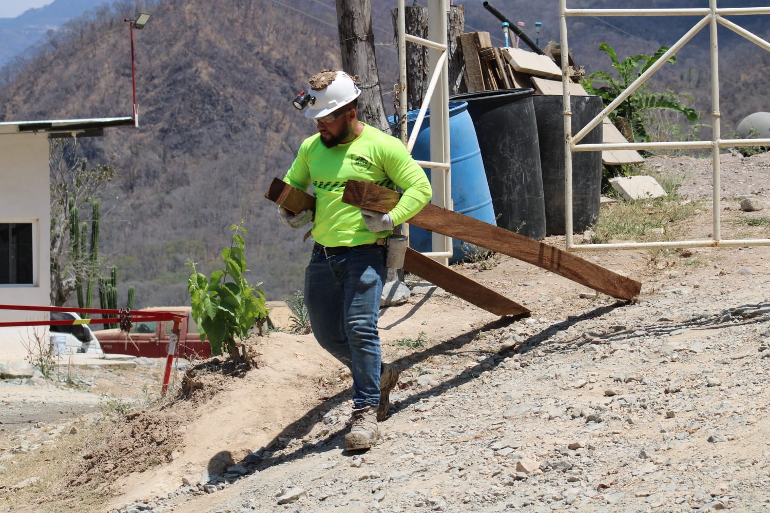 niveles de agua en la mina del rosario vuelve mas critica la situacion con los tres mineros atrapados