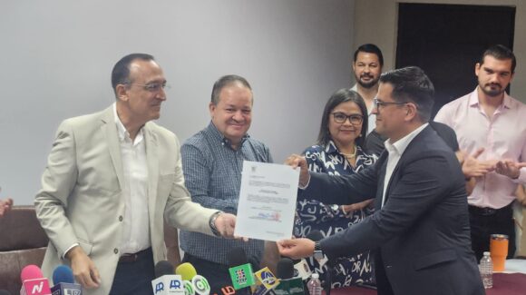 Alberto Cruz es el nuevo titular de la Secretaría de Economía en Ahome; rindió protesta este lunes