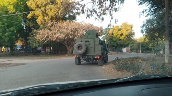 Ejército Mexicano despliega operativo con vehículo blindado y dron en San Pedro, Guasave, Sinaloa