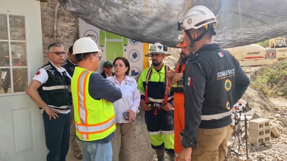 Operativo para rescatar a trabajador atrapado en mina Santa Fe, en El Rosario