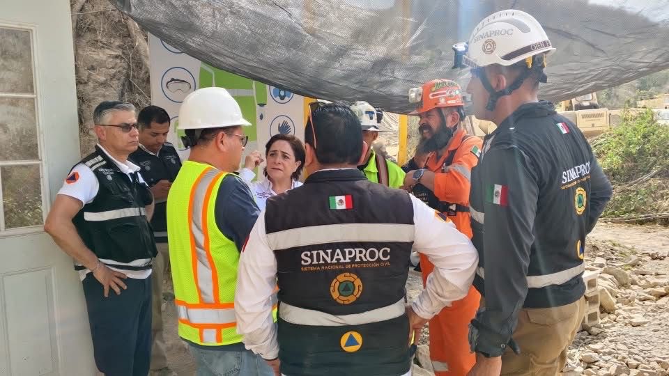Operativo para rescatar a trabajador atrapado en mina Santa Fe, en El Rosario