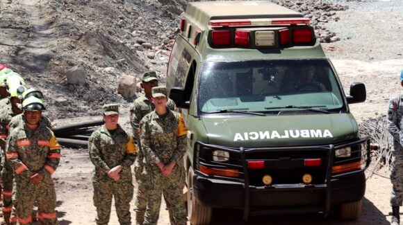 Contra todo pronóstico, el cuerpo médico militar sostiene la esperanza bajo tierra en El Rosario, Sinaloa