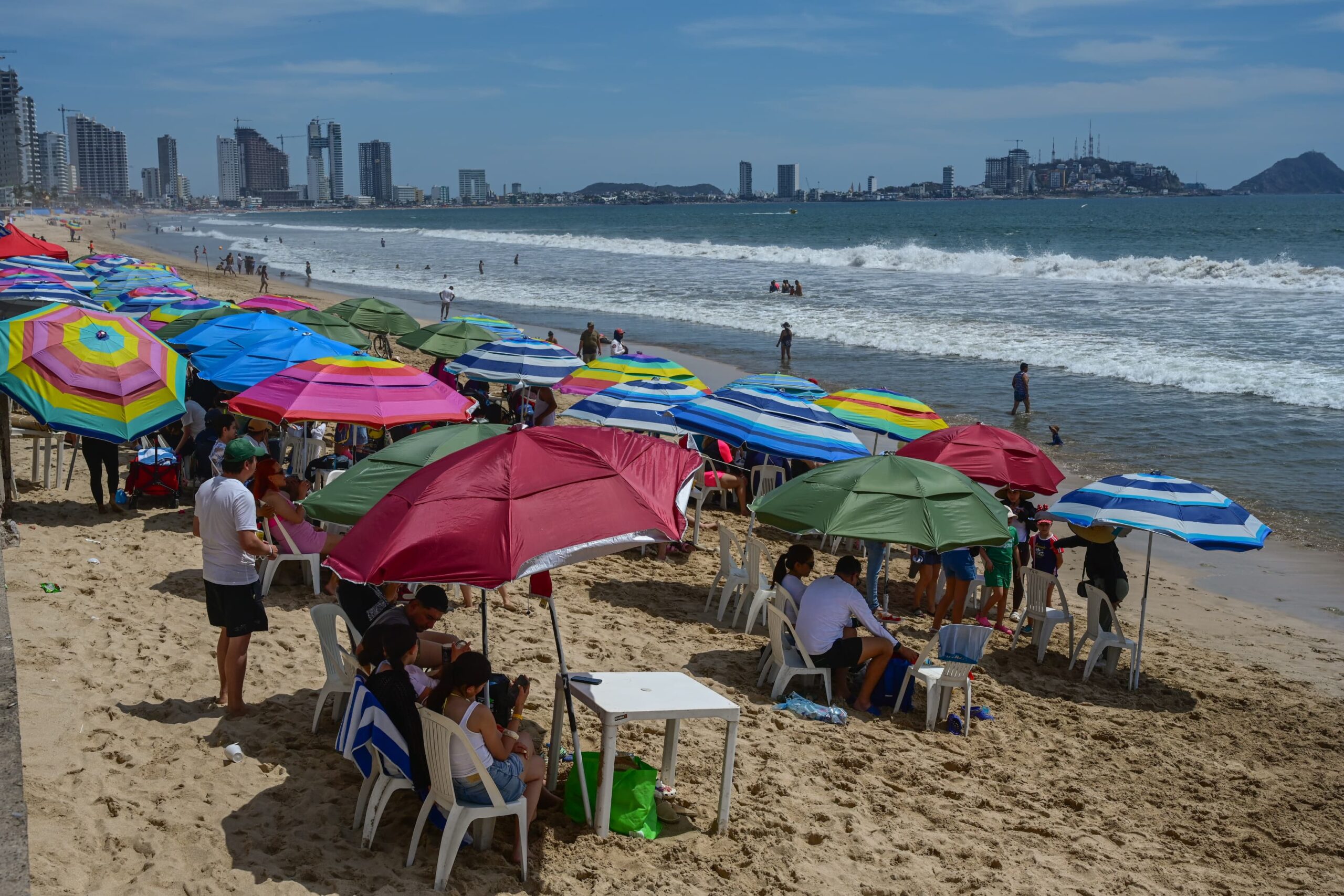 Multitud de vacacionistas en playas de Mazatlán