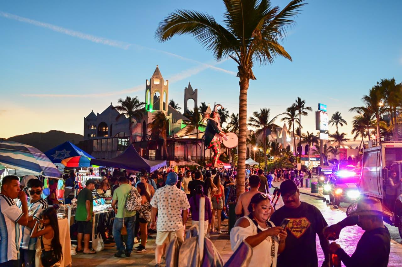 Multitud de vacacionistas en Mazatlán