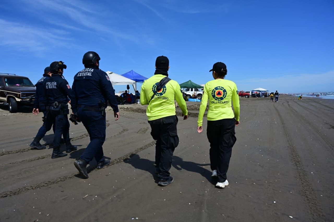 Elementos de la policía estatal y protección civil en recorridos por las playas