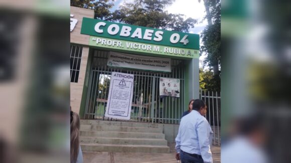 Padres de familia radicalizan protesta y toman Cobaes 04 en Higuera de Zaragoza, Ahome; exigen salida de una maestra
