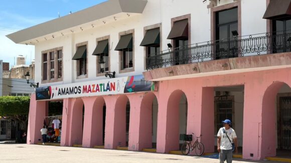 “Me avergüenza a mí”: Maribel Chollet acude al INAH para solicitar información sobre la pintada del Palacio Municipal de Mazatlán