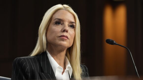 Nuevo cambio: Trump remueve a Pam Bondi de su cargo como titular del Departamento de Justicia