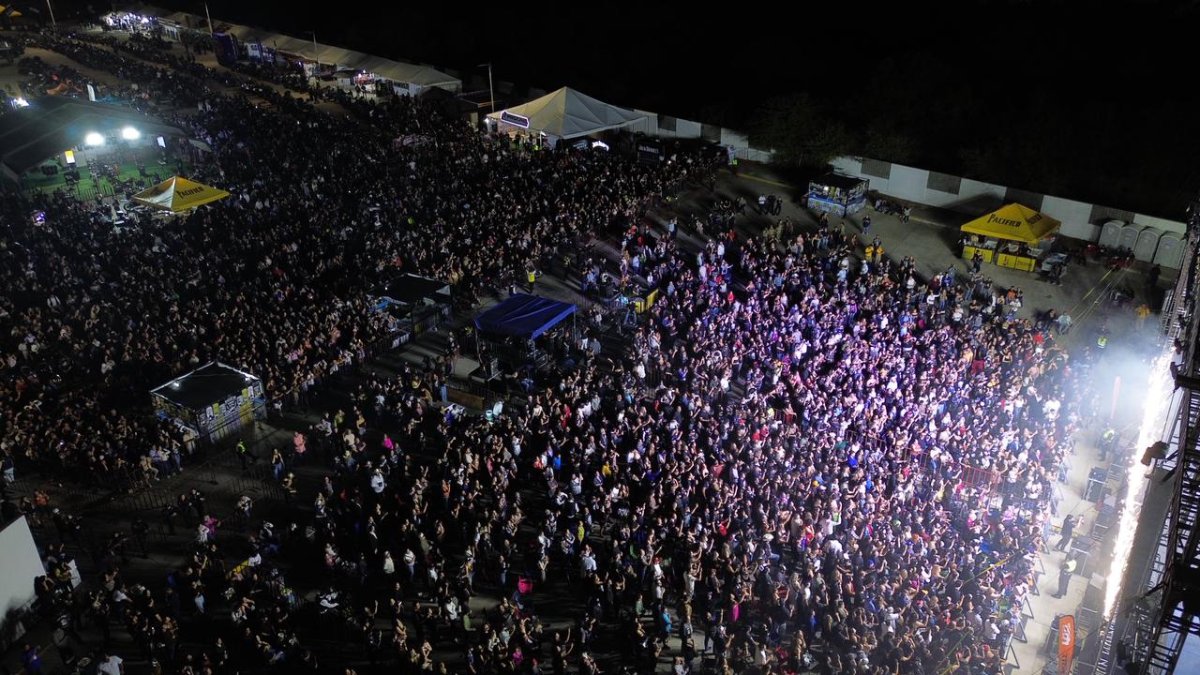 pancho barraza en concierto en semana de la moto en mazatlan gente