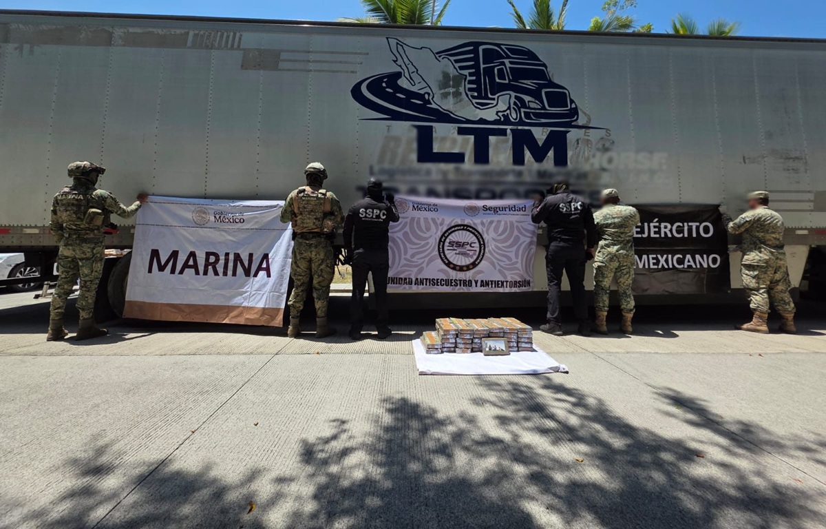 Paquetes de drogas hallados en una caja refrigerada, en Colima