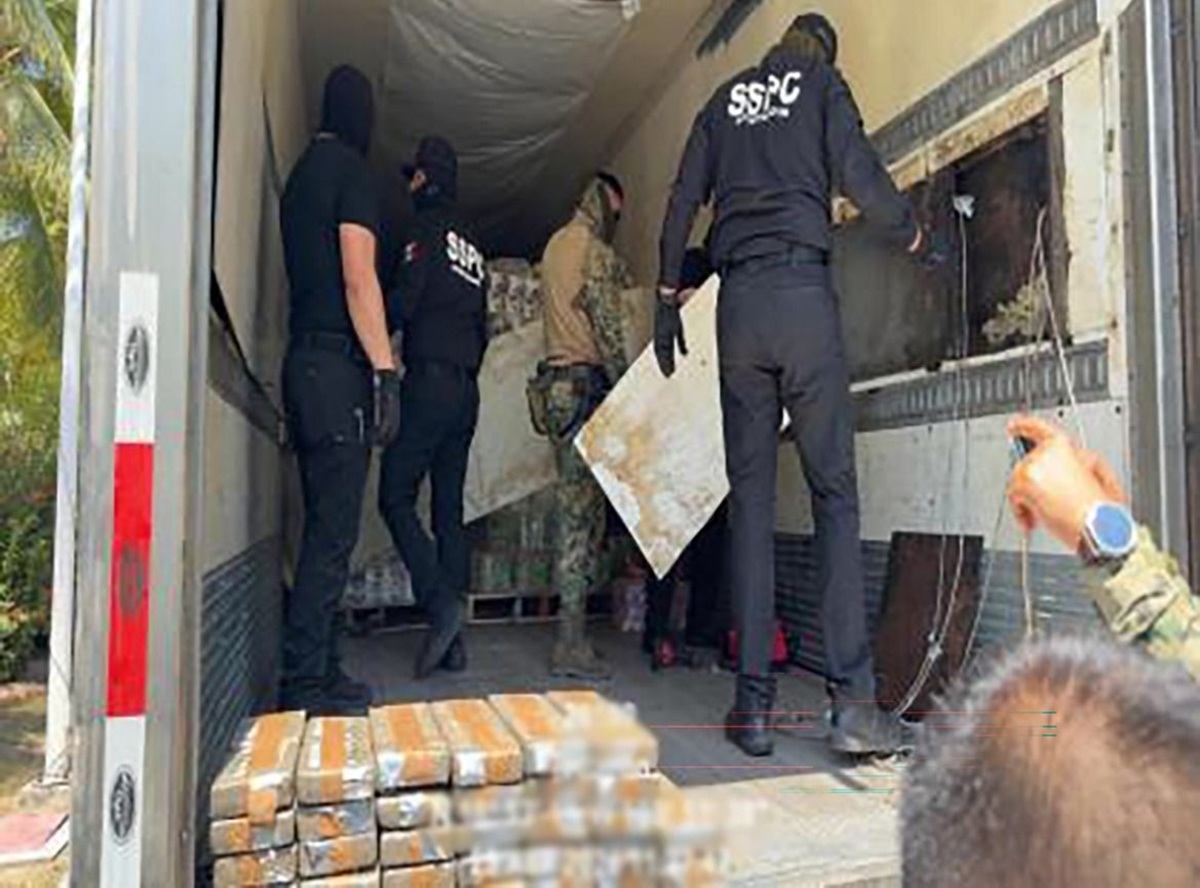 Paquetes de drogas hallados en una caja refrigerada, en Colima