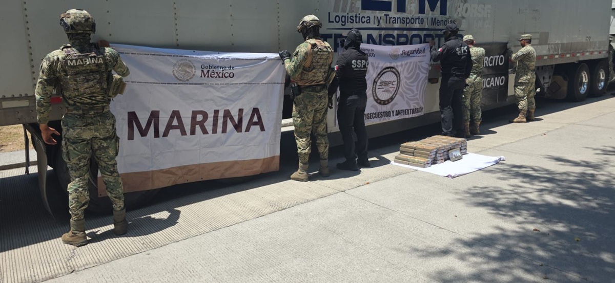 Paquetes de drogas hallados en una caja refrigerada, en Colima